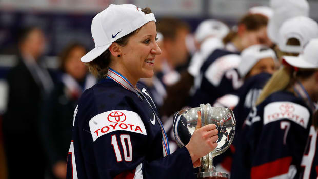 meghan-duggan-iihf-worlds-trophy-1300.jpg